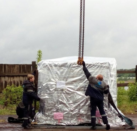 Специалисты ООО “Инкор” выгружают и снимат станок с транспортировочного поддона(1).jpg